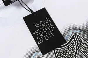 Detail shot of men women rhinestone geometric short sleeve t-shirt white apparel tag
