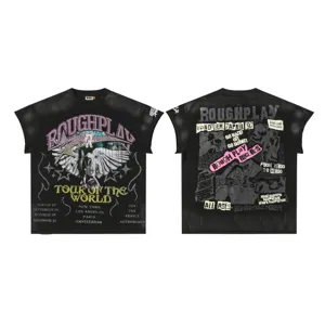 Camiseta negra de streetwear vintage con pedrería, gráficos llamativos y estampados.