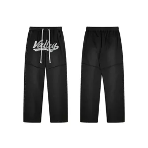 Μαύρο streetwear παντελόνι φόρμας με κέντημα γράμμάτων strass και λεπτομέρειες στρας.