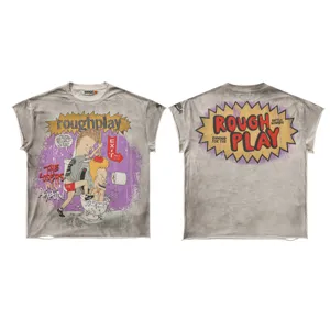 Camiseta gráfica desgastada de manga corta con letras de pedrería estilo urbano.