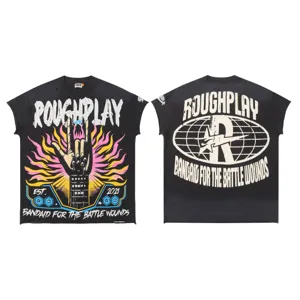 Camiseta gráfica negra de manga corta con estampado urbano y logotipo rock retro delantero.