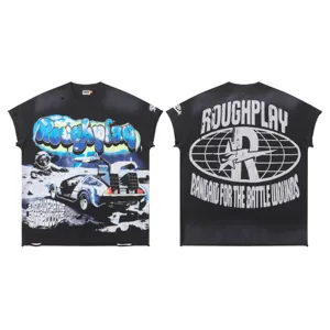 Camiseta streetwear de manga corta con estampado detallado de astronauta y coche vintage.
