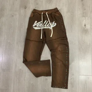 Καφέ vintage πλυμένο streetwear παντελόνι φόρμας με πολύχρωμα στρας και κέντημα.
