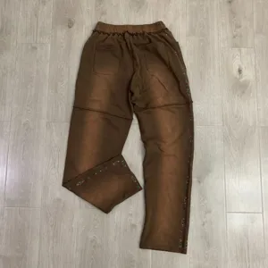Καφέ ξεπλυμένο γυναικείο και ανδρικό παντελόνι φόρμας streetwear με στρας και λάστιχο μέσης.