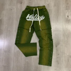 Πράσινο ξεβαμμένο παντελόνι φόρμας streetwear με γράμματα από στρας και ρυθμιζόμενο κορδόνι.