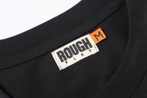 Primer plano detallado del cuello de una camiseta negra con etiqueta de marca y talla M.