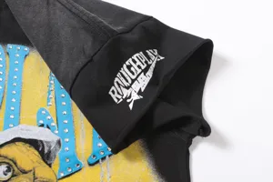 Vista detallada de camiseta streetwear negra con letras de pedrería y estampado en manga.