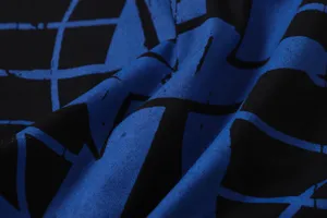 Detalle de primer plano de tela estampada en negro y azul, material de estilo urbano.