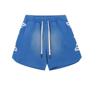 Pantaloncini streetwear lavati blu con ricamo laterale e vita elastica con coulisse.