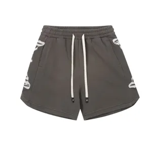 Pantaloncini streetwear grigi slavati con ricamo gotico e comoda coulisse in vita per uomo.