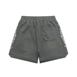 Shorts casual grigi con ricamo gotico laterale e tasca posteriore. Vita elastica comoda.