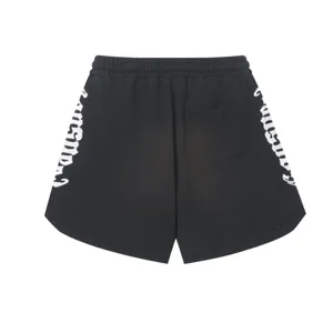 Vista dettagliata dei pantaloncini casual neri lavati con ricamo gotico laterale ed elastico.