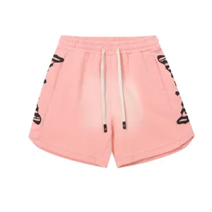 Pantaloncini casual rosa lavati con vita elastica e ricamo gotico laterale elegante.