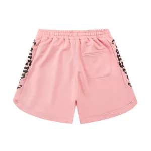 Shorts casual rosa ricamati con lettere gotiche, vita elastica stile streetwear.