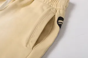 Vista ravvicinata di pantaloncini casual in cotone con vita elastica e ricamo.