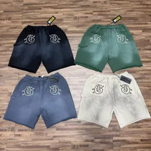 Pantaloncini casual streetwear lavati e stinti con logo ricamato ed elastico in vita.