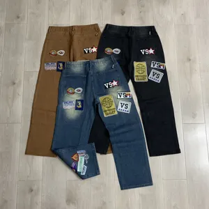 Streetwear πλυμένο τζιν ίσιας γραμμής για άνδρες και γυναίκες με χρωματιστά κεντημένα μπαλώματα.