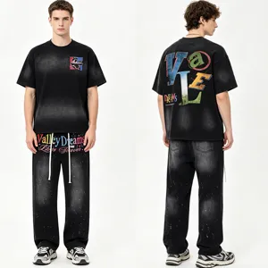 Λεπτομερής μπροστινή και πίσω όψη μαύρου streetwear t-shirt και τζιν παντελονιού.