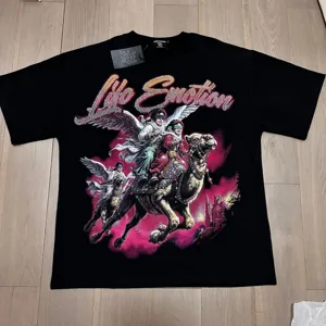 Camiseta streetwear negra de manga corta con detalle gráfico de estrás Life Emotion.