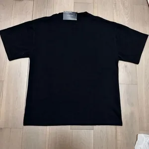 Camiseta negra de manga corta sencilla top básico de verano casual con etiqueta de marca streetwear