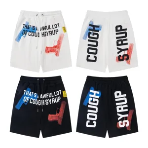 Vista dettagliata di pantaloncini streetwear casual con stampe grafiche e coulisse in vita.