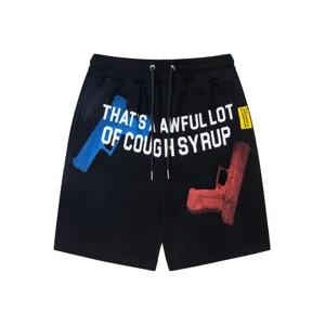 Pantaloncini streetwear neri con stampa grafica audace e scritta cool per look casual urbani.