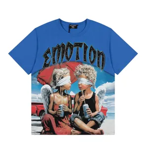 Camiseta streetwear de manga corta azul con gráfico de letras de estrás y ángel.