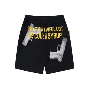 Shorts streetwear neri casual con testo grafico giallo brillante e stampe di pistole cool.