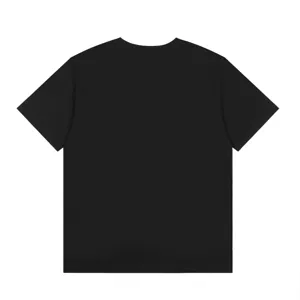 Vista trasera detallada de camiseta negra, cuello redondo clásico y mangas cortas lisas.