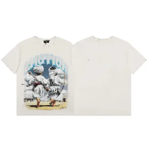 Camiseta gráfica streetwear unisex con diseño de letras de pedrería y detalles de remaches.