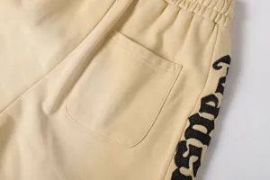 Pantaloncini casual streetwear in cotone con ricamo gotico laterale e tasca posteriore.