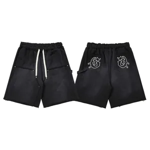Pantaloncini streetwear neri delavè con ricamo gotico e vita elastica con coulisse regolabile.