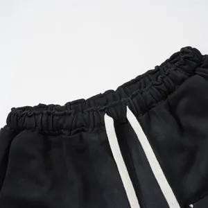 Primo piano dettagliato della vita elastica di pantaloncini neri con lunghi cordoncini.
