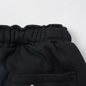Primo piano dettagliato della cintura elastica e della tasca posteriore di pantaloncini.