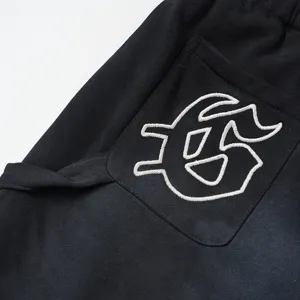 Shorts casual lavati di tendenza con dettaglio di logo ricamato in stile streetwear urbano.