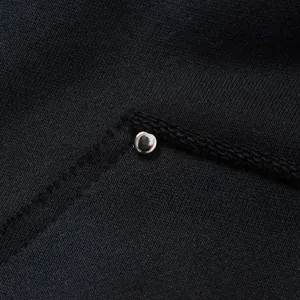 Vista dettagliata del tessuto dei pantaloncini casual, cuciture e metallo. Alta qualità.