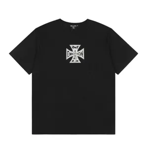 Vista detallada de la camiseta negra de manga corta con gráfico de cruz y roturas