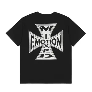 Estilosa camiseta negra de manga corta para hombre y mujer con gran estampado de cruz y letras.