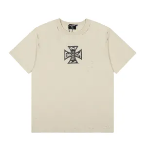Camiseta de manga corta beige desgastada con estampado gráfico, top casual de calle.