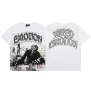 Vista detallada de la camiseta streetwear con motivo de zombi gótico y letras brillantes.