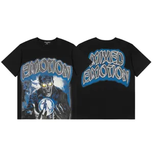 Camiseta streetwear negra de manga corta con letras de pedrería y estampado de zombi.