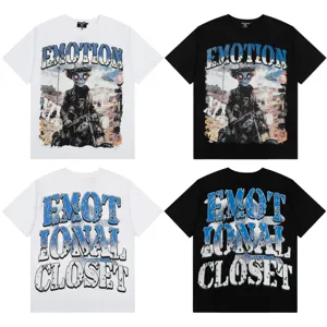 Vista detallada camiseta streetwear estampado gráfico frente y dorso, algodón de calidad.