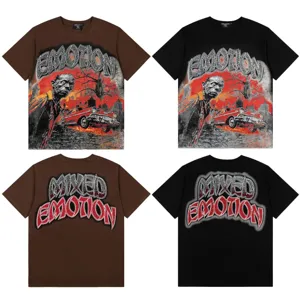 Vista detallada de la camiseta gráfica streetwear con estampados de diamantes en el frente.