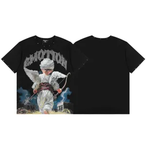 Camiseta negra de manga corta con gráfico de letras strass y estampado de ángel.