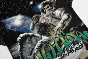Camiseta de manga corta streetwear con pedrería y estampado gráfico de astronauta.