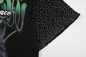 Primer plano detallado del tejido de la camiseta corta grafica con diamantes streetwear.