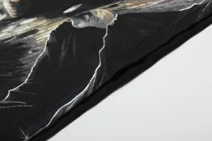 Primer plano detallado de tela de camiseta streetwear negra con estampado grafico.