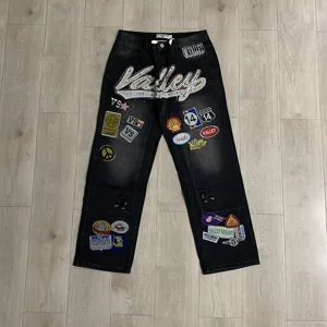 High street mavro isio tzin panteloni me kentima xromatiston stras kai grammaton.