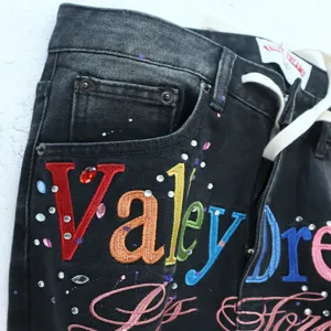 Streetwear μαύρο τζιν παντελόνι ανδρών γυναικών με πολύχρωμα κεντημένα γράμματα και λαμπερά στρας.