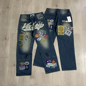 Ίσια τζιν παντελόνια streetwear με γράμματα από στρας και ωραία πολύχρωμα μπαλώματα.